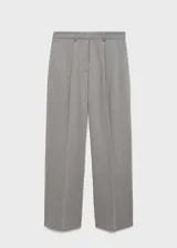 Pantalon de vestir de corte recto y tiro medio, con pinzas frontales, bolsillos laterales y cierre oculto. Presenta un diseño clásico con trabillas para cinturón y bolsillos de ribete en la parte posterior.