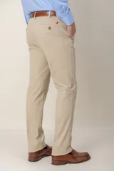 Pantalón de gabardina de algodón en color beige, con corte clásico y raya central marcada.