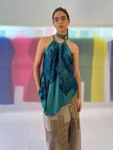 Musculosa de seda color verde azulado con estampado abstracto en azul marino. Diseño desestructurado con ajuste al cuello.