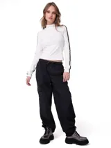 Remera de manga larga color blanco con cuello alto y detalle de franja vertical negra en las mangas. Presenta un ajuste ceñido al cuerpo y aberturas para los pulgares en los puños.