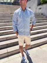 Bermuda de gabardina color beige con dobladillo.