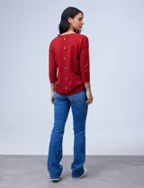 Sweater amarillo de tejido fino con espalda abotonada y mangas 3/4 con puño elastizado.