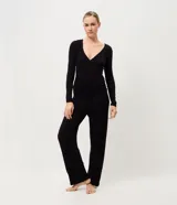 Pijama largo Lov de dos piezas color negro, confeccionado en tejido flame con viscosa y elastano. Incluye una blusa de manga larga con escote en V cruzado y un pantalón de corte recto con cintura elástica.