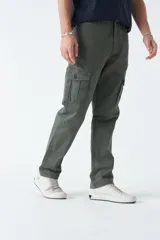 Pantalón cargo verde militar de gabardina, corte recto, con dos bolsillos laterales con fuelle y cierre de solapa, y logo bordado.