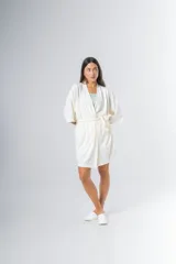 Bata estilo kimono de algodón en color gris azulado, con mangas al codo y largo por encima de la rodilla. Incluye lazo de ajuste en la cintura.