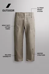 Pantalón de corte tapered fit color beige, confeccionado en tejido ligero de algodón con estructura rip stop. Cuenta con bolsillos de plastrón delanteros con acceso curvado, pinzas en las rodillas para mayor movilidad, y cierre frontal con cremallera y botón a presión.