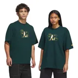 Remera de algodón color verde oscuro, con corte holgado y diseño de estampa gráfica en el pecho con estilo de cómic en color amarillo. Presenta el logo de Adidas en la manga.