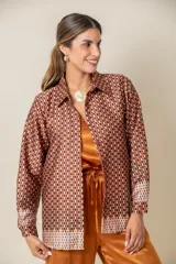 Camisa italiana de satén estampado, color verde con diseño geométrico en blanco y naranja. De manga larga y corte clásico.