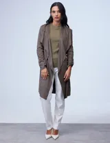 Chaqueta larga color marrón, marca Philosophy, confeccionada en símil suede. Tiene cuello con solapa, abertura central y cintura trasera con jareta interna de ajuste. El largo de las mangas es regulable con presilla y botón.