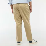 Pantalón recto de lino mixto color beige, con bolsillos laterales y traseros, ideal para un look casual y fresco.
