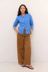 Cardigan tejido de punto con diseño de ochos, color celeste, de manga larga.