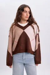 Sweater de punto con cuello en V, manga larga y diseño geométrico de rombos en tonos marrón, tostado y rosado.