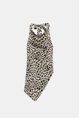 Top satinado de cuello halter drapeado con estampado de leopardo y bajo asimétrico. Cuenta con espalda descubierta y cierre mediante lazada en el cuello.