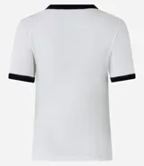 Blusa de manga corta, color blanco, con tejido de punto acanalado y ribetes contrastantes en color negro en el cuello redondo y en los bordes de las mangas.