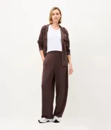 Pantalón modelo balloon deportivo color marrón, confeccionado en tejido modal con cintura elástica.