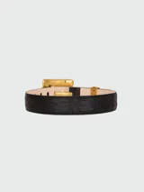 Cinturón Balmain modelo Anthem confeccionado en cuero negro con textura de cocodrilo. Presenta una hebilla cuadrada grande de metal en tono dorado envejecido con el logo grabado y una trabilla metálica a juego.