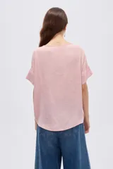 Blusa rosada de poliéster, con diseño holgado, cuello a la base y mangas cortas.