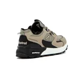 Championes lifestyle Austral modelo Calafate para hombre, en color beige con detalles en negro y blanco. Confeccionados con malla transpirable y refuerzos sintéticos, suela robusta y cordones ajustables.