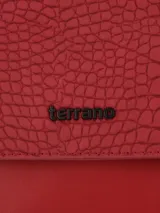 Bandolera Terrano modelo Astrid de color negro, con solapa de textura símil cocodrilo y base lisa. Cuenta con correa ancha regulable con inscripciones de la marca y herrajes metálicos oscuros.