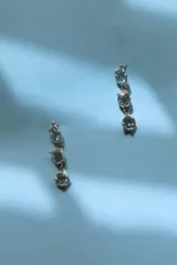 Aros colgantes artesanales de plata 950 con piedras naturales de topacio facetado en forma redonda, ovalada y de gota, con engarces de contorno irregular y cierre de perno con tope.