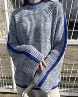Sweater oversize tejido de punto color verde con detalles en azul.