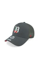 Gorra tipo trucker de la marca 47, color gris oscuro, con visera curva y panel trasero de malla. Presenta un bordado frontal con el logo del equipo Detroit Tigers decorado con cerezas y el logo de la marca en el lateral.