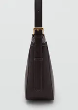 Bolso de hombro tipo hobo en color marrón oscuro, con diseño estructurado, cierre de botón a presión y detalle metálico frontal.
