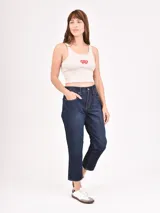 Musculosa de tejido acanalado color beige, con escote redondo y estampado frontal con la frase 'LESS IS MORE' en color negro.