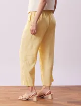 Pantalón capri amarillo de lino marca Zac & Rachel, con pretina elastizada, bolsillos delanteros y botones decorativos.