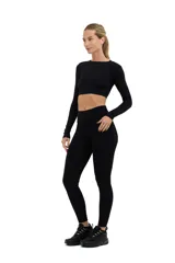 Top deportivo negro de manga larga, escote redondo y espalda descubierta.