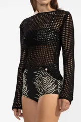 Sweater negro de tejido calado con cuello bote y mangas largas.