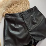 Short negro de cuero sintético con cintura alta y pinzas traseras.