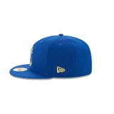 Gorro New Era azul con visera plana y logo bordado de los Golden State Warriors en amarillo.
