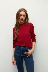 Polera de tejido de punto color rojo con cuello alto.