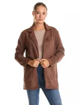 Blazer de corte largo y silueta relajada, confeccionado en tejido símil gamuza con textura aterciopelada. Presenta cuello con solapas, frente abierto sin botones y dos bolsillos de parche frontales.
