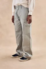 Pantalón cargo color verde oliva, de corte recto y tiro bajo, con bolsillos laterales con solapa y bolsillos delanteros diagonales.