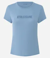 Remera deportiva Get Over de corte regular, confeccionada en tejido de poliamida con textura tipo crepé. Presenta cuello redondo, mangas cortas y estampa frontal con la palabra 'Athleisure'.