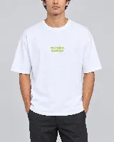 Remera blanca de algodón peinado con estampado frontal color verde claro con la leyenda "Última Ronda", corte recto y mangas cortas.