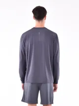 Remera negra de manga larga con cuello redondo.