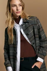 Tapado de paño con estampado a cuadros en tonos gris, marrón y beige. Presenta cuello camisero, cierre frontal con botones oscuros y mangas largas.