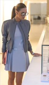 Chaqueta bomber gris con cierre frontal, bolsillos con solapa y puños y cintura acanalados.