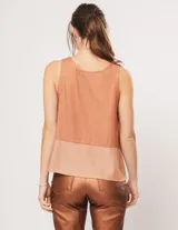 Musculosa gris de crepe sin mangas, con escote redondo y corte combinado en el mismo tono.