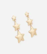 Par de aros colgantes dorados con tres estrellas texturizadas de diferentes tamaños unidas por eslabones.