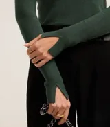 Blusa verde oscuro de viscosa con cuello alto y mangas largas con abertura en el puño.