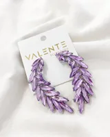 Par de aros colgantes con forma de hoja, con incrustaciones de cristales color lila.