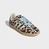 Championes Adidas Samba OG con diseño de estampado animal print tipo jirafa en tonos marrón y blanco. Presenta las icónicas tres bandas laterales en color blanco, cordones en celeste y suela de goma color caramelo.