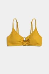 Top de bikini amarillo con textura sutil y detalle de aros metálicos entrelazados en el centro del escote, con tirantes finos.