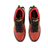 Championes New Balance de hombre para trail running, color naranja con detalles en negro y amarillo.