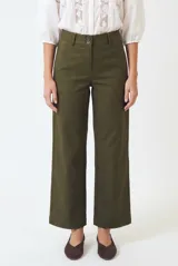 Pantalon de corte recto y tiro medio, color verde militar, con cierre frontal de botones y bolsillos laterales.
