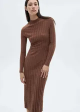 Vestido midi de punto fino con textura de canalé, cuello perkins y manga larga. Presenta un diseño entallado que se ajusta a la silueta.